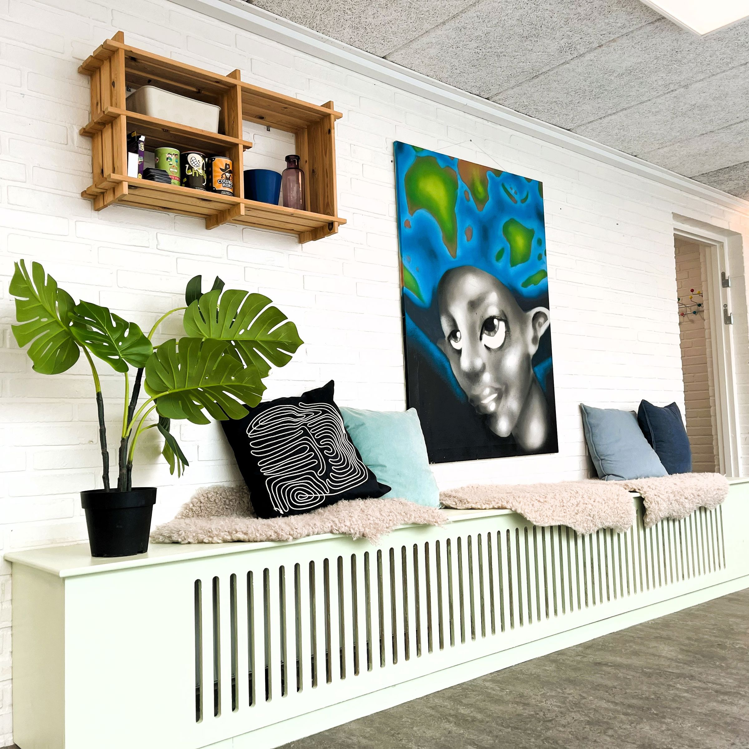 Bænk med puder og plante