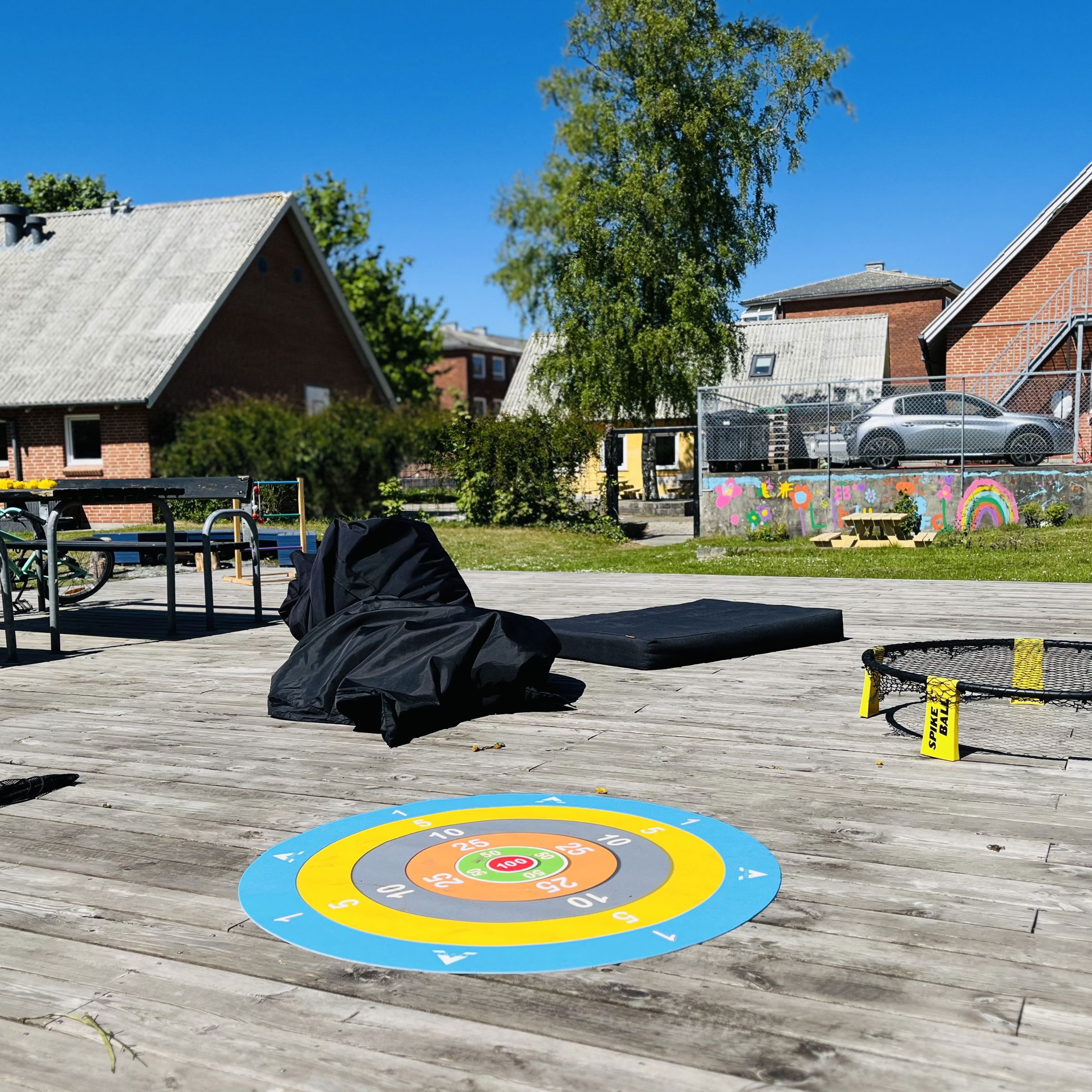 Terrasse med legetøj