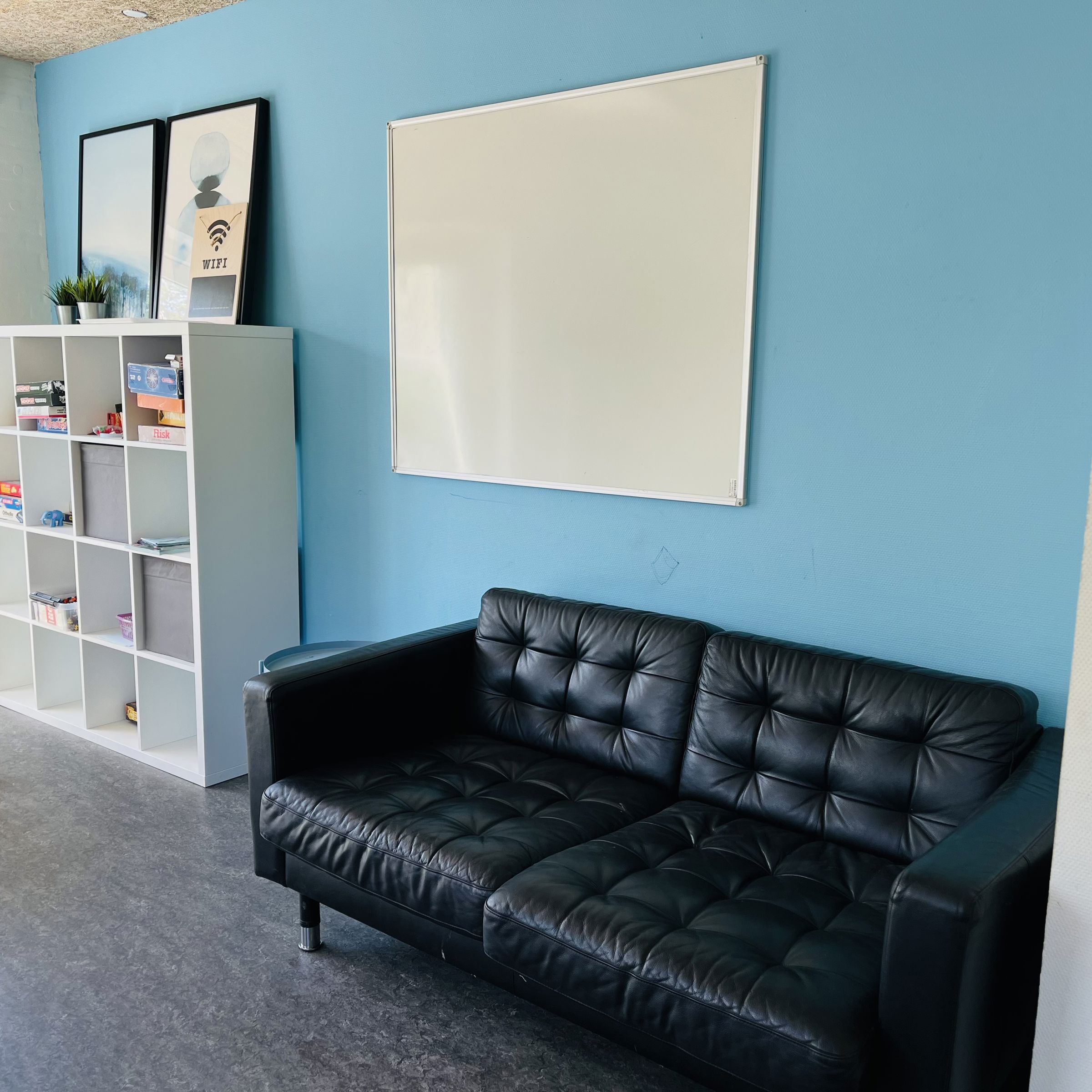 Sofa og blå væg